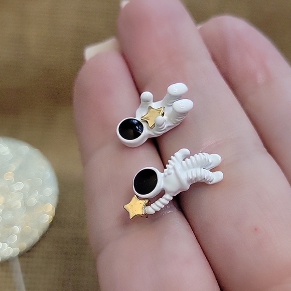 SPACEMAN ASTRONAUT EARRINGS - Picture 1 of 5